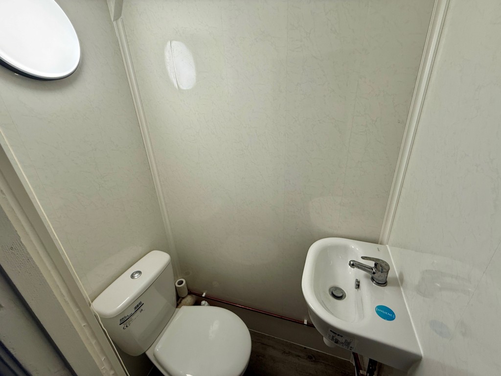 Lot: 153 - VACANT THREE-BEDROOM HOUSE - Ground floor W.C.